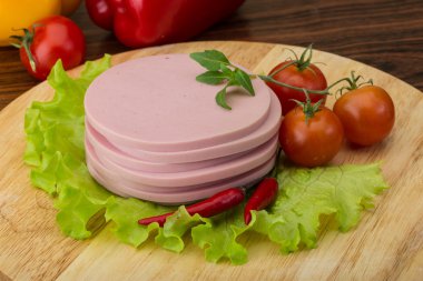 Sosis salata yaprakları ile