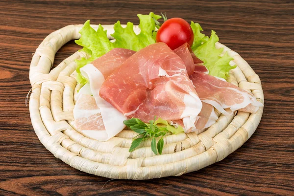 Olasz sonka saláta levelekkel — Stock Fotó