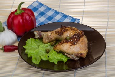 Kızarmış tavuk budu.