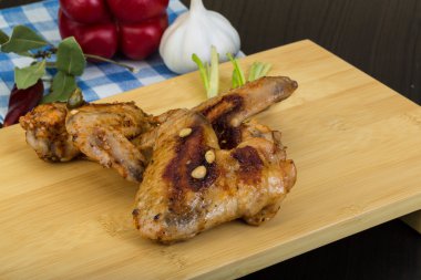Kızarmış tavuk kanadı.