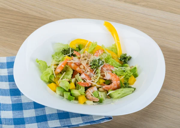 Salad with shrimps and avocado — Stock Photo, Image