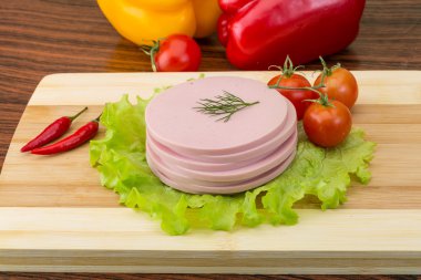 Sosis salata yaprakları ile