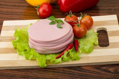 Sosis salata yaprakları ile