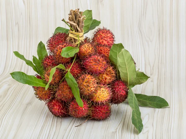 Čerstvý Rambutan s listy — Stock fotografie