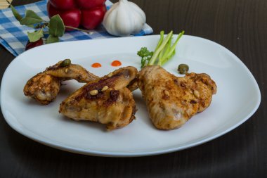 Kızarmış tavuk kanadı.