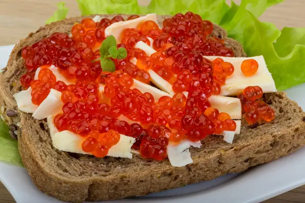 Sanduíche com caviar vermelho — Fotografia de Stock