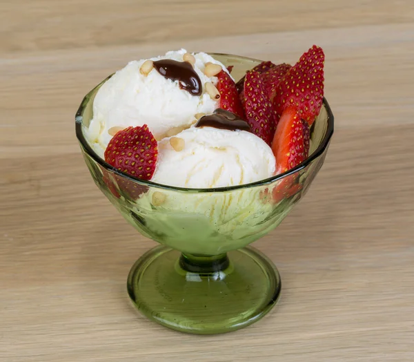 Ice cream with strawberry — Stock Photo, Image