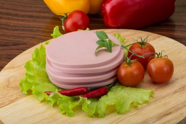 Sosis salata yaprakları ile