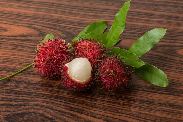 Rambutan fresco com folhas — Fotografia de Stock