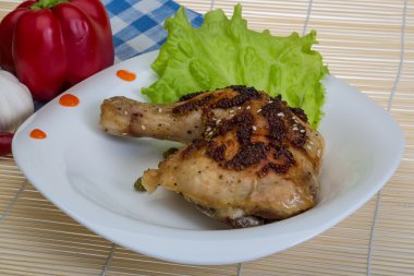 Kızarmış tavuk budu.