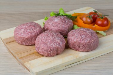 Çiğ burger pirzola