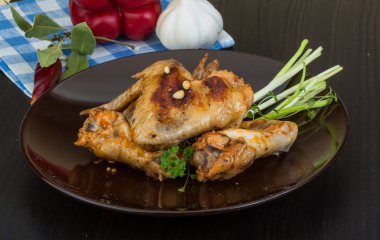 Kızarmış tavuk kanadı.