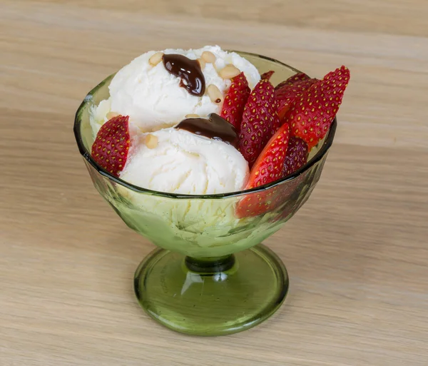 Ice cream with strawberry — Stock Photo, Image