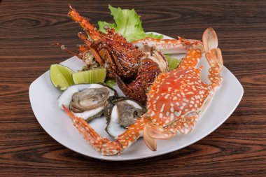 Spiny ıstakoz, yengeç ve istiridye