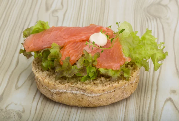 Сэндвич с лосося и тимьяном — стоковое фото
