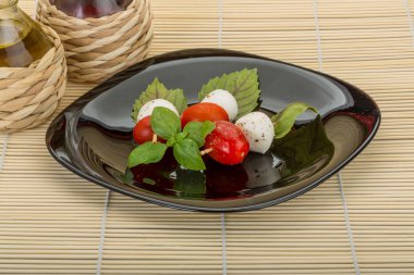 Caprese salatası