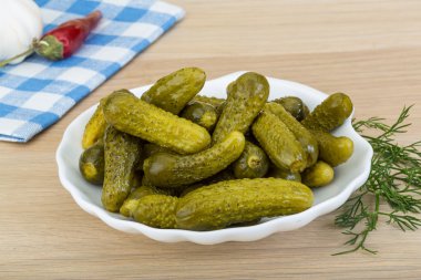 Marine edilmiş küçük salatalık