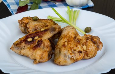 Kızarmış tavuk kanadı.