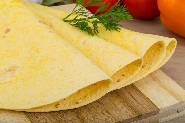 Tortilla messicana con ramo di aneto — Foto Stock