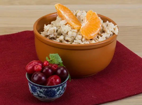 Avena con bayas frescas — Foto de Stock