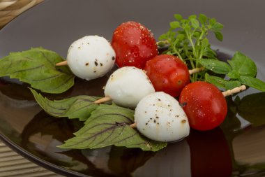 Caprese salatası