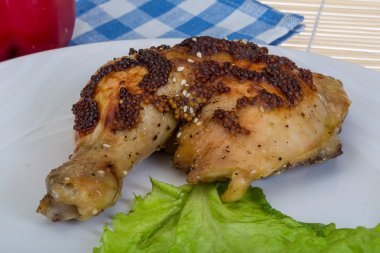 Kızarmış tavuk budu.