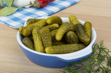 Küçük salatalık turşusu