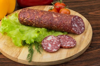 Salata yaprakları ile dilimlenmiş salam