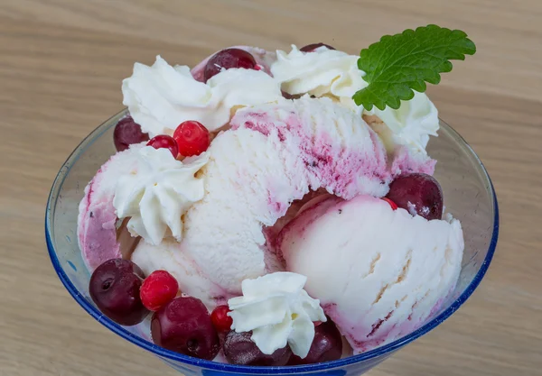 Helado de cereza —  Fotos de Stock