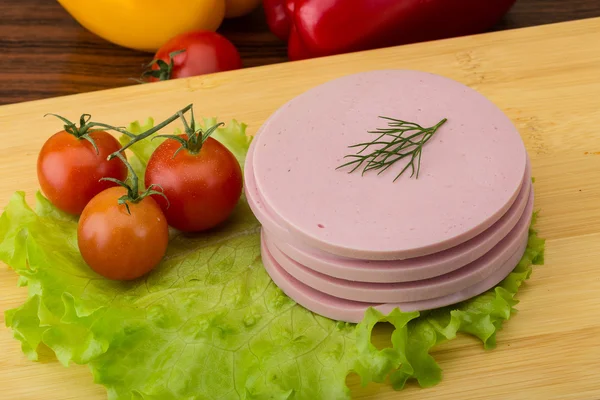 Salsicha com folhas de salada — Fotografia de Stock