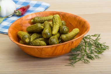 Marine edilmiş küçük salatalık