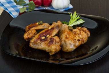 Kızarmış tavuk kanadı.