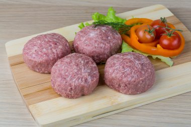 Çiğ burger pirzola