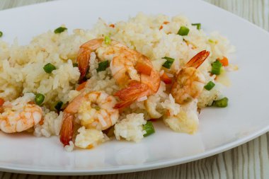 Karides ile kızarmış pirinç