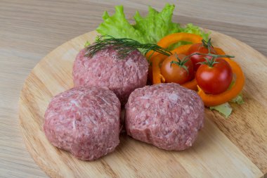 Çiğ burger pirzola