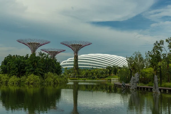 Trädgårdar vid bukten i Singapore. — Stockfoto