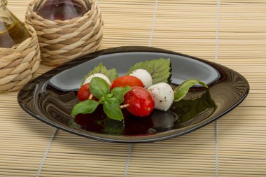 Caprese salatası