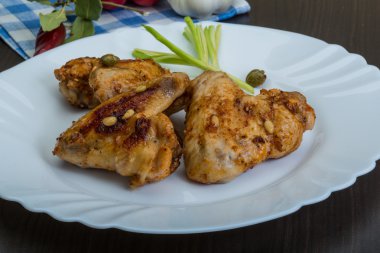 Kızarmış tavuk kanadı.