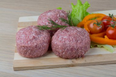 Çiğ burger pirzola