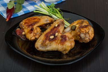 Kızarmış tavuk kanadı.