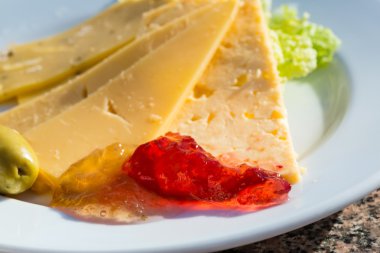 Çeşitli dilimlenmiş peynir