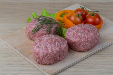 Çiğ burger pirzola