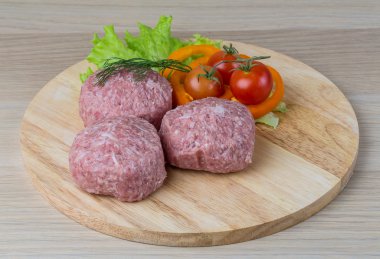 Çiğ burger pirzola