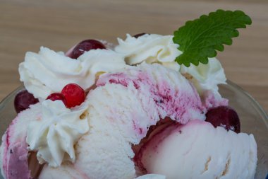 Kirazlı dondurma.