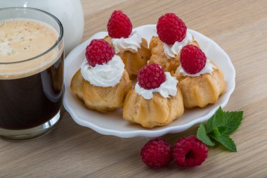 Ahududu ile profiterol