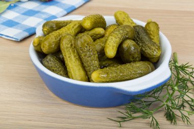 Marine edilmiş küçük salatalık