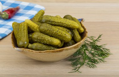 Marine edilmiş küçük salatalık