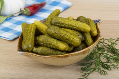 Marine edilmiş küçük salatalık