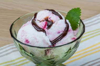 choco ve nane yaprakları ile dondurma