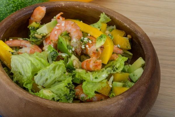 Salat mit Garnelen und Avocado — Stockfoto